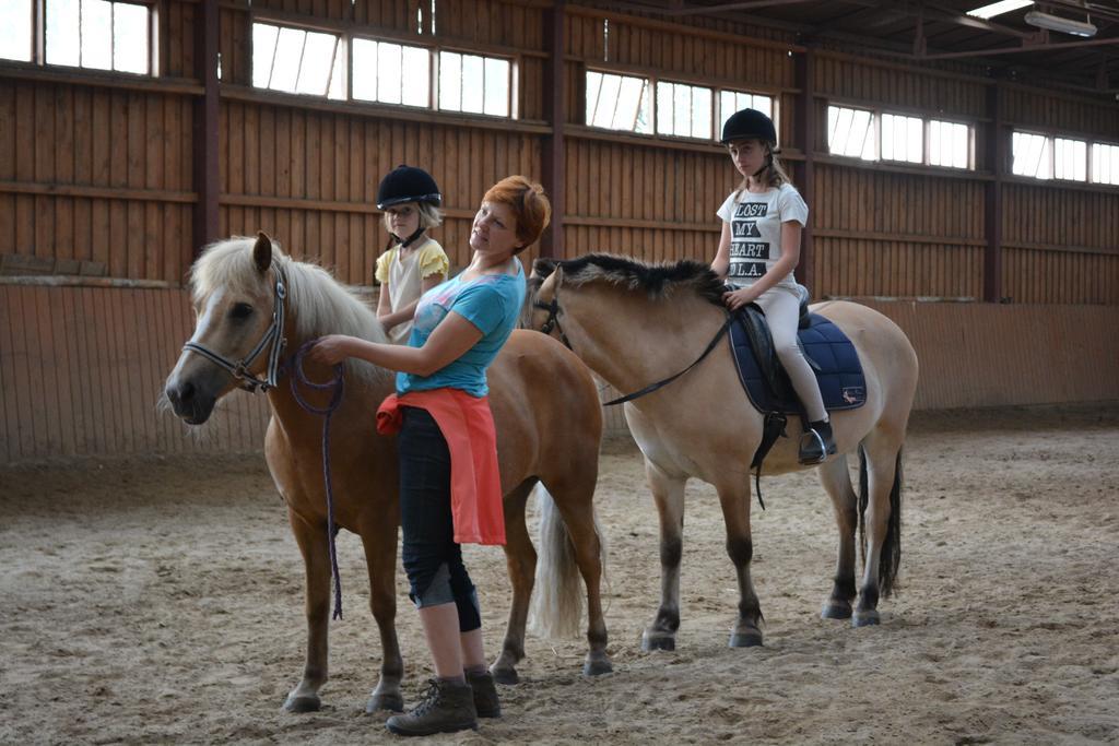 Stajnia Sarnowek Nad Jeziorem Rozany Rozajny Wielkie Buitenkant foto